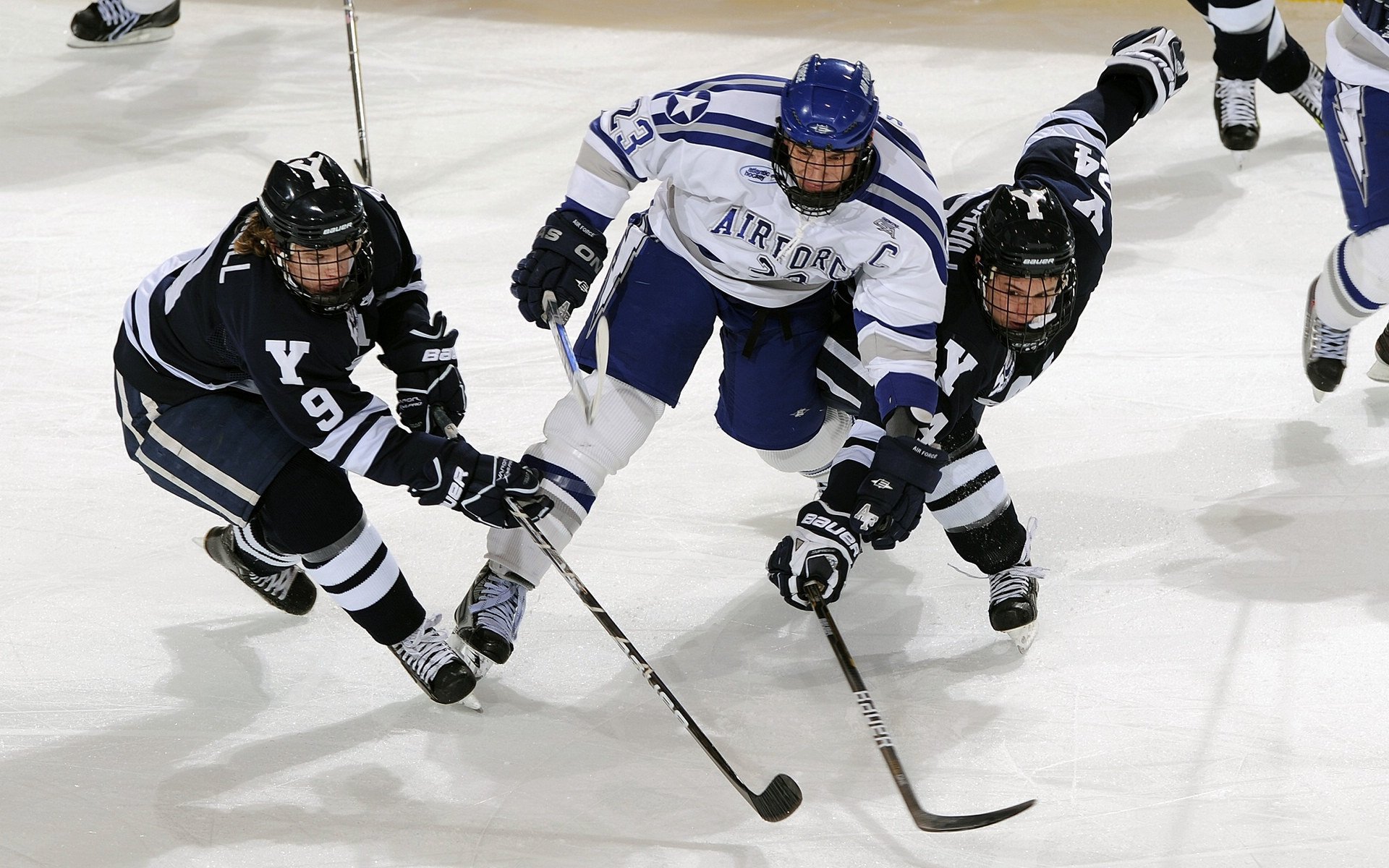 爱游戏体育官方网站-女子篮球制定专项护具推荐方案提升训练安全系数，女子篮球球服