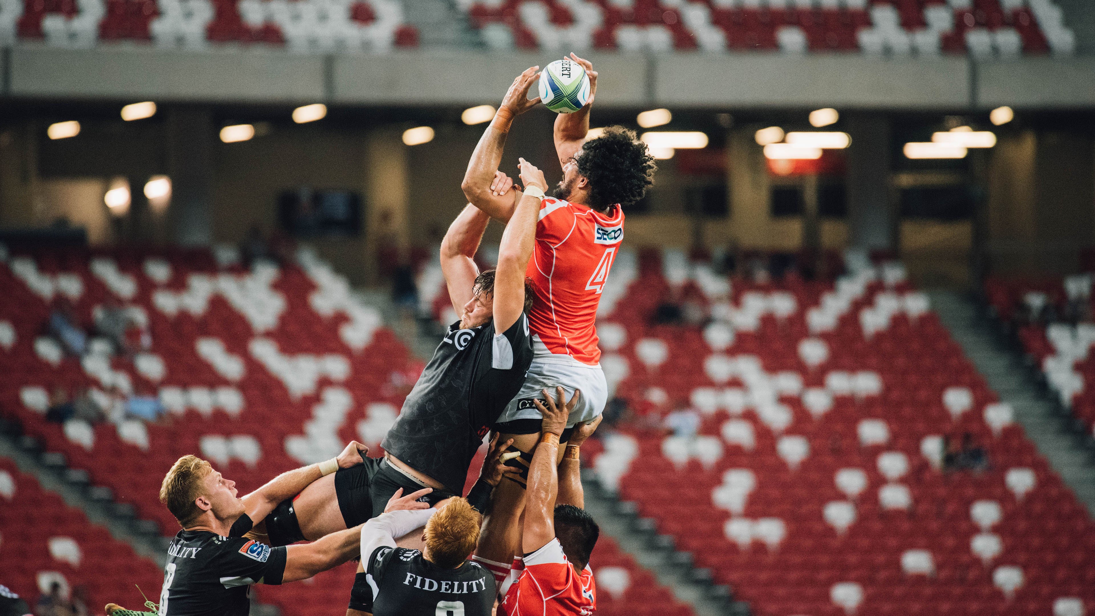 球队保持高压状态通过中前场反抢打出持续压制型比赛节奏，进行高压时,击球点靠后会容易造成